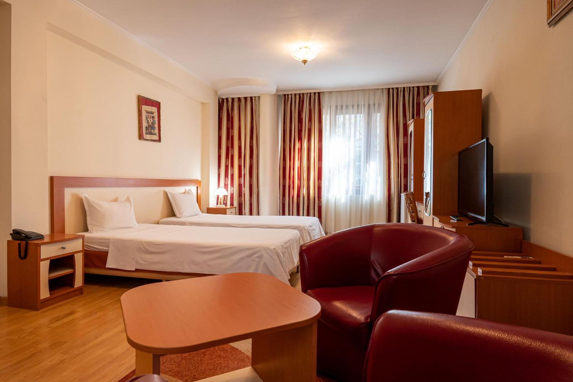 Primavera 1 Hotel Pazardzhik Exteriör bild
